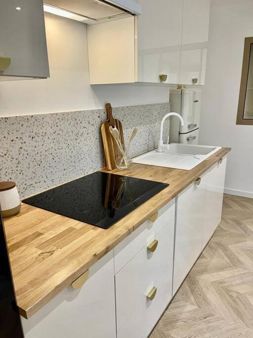 Appartamento Le Rive Droite - Gare Centre - Wifi - Terrasse - Face Remparts Avignone Esterno foto